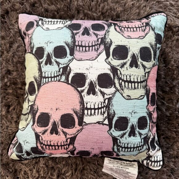 🖤 Spooky-Chic Skull Pillow – Well Dressed Home IMC – Halloween Decor 🖤 NEW - Picture 2 of 4